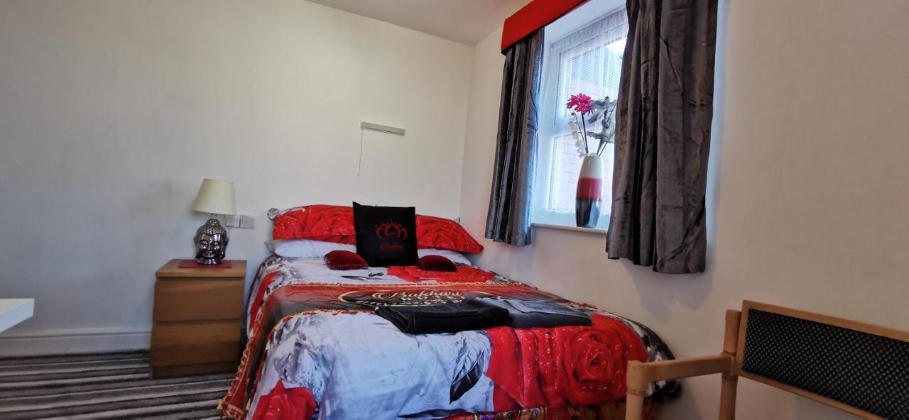 בלקפול Bukhari Hotel מראה חיצוני תמונה